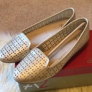 NWT A2 Parchment Flats
